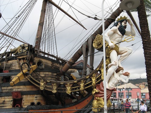 Schiff im Hafen von Genua