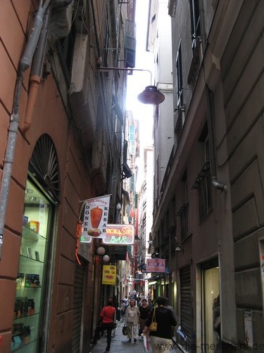 eine kleine Gasse in Genua