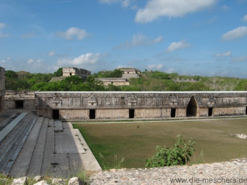 Blick hinauf zum Palacio del Gobernador und der Gran Pyrámide