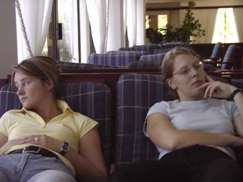 die Frauen in der Hotellobby